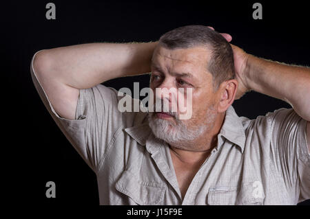 Beau portrait de senior Caucasian barbus dans l'obscurité Banque D'Images