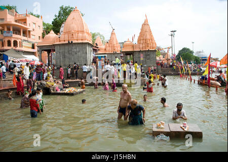 Pèlerins prenant immersion sainte dans la rivière kshipra, ujjain, Madhya Pradesh, Inde, Asie Banque D'Images