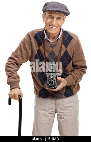 Happy vintage avec un appareil photo et une canne regardant la caméra isolé sur fond blanc Banque D'Images