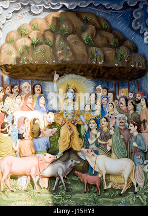 Lord Krishna soulevant Govardhan parvat peinture sur mur, Uttar Pradesh, Inde, Asie Banque D'Images