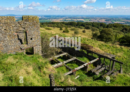 Ruines de la vieille carrière abandonnée bâtiments sur Brown Clee Hill, Shropshire, England, UK. Banque D'Images