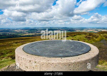 La table d'orientation (toposcope) sur le sommet de Brown Clee Hill, Shropshire, England, UK. Banque D'Images