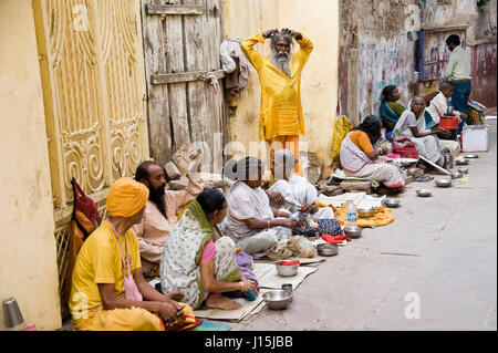 Des mendiants assis sur route, vrindavan, Uttar Pradesh, Inde, Asie Banque D'Images