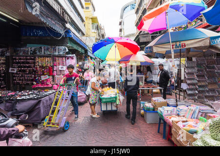 Rue commerçante animée dans le quartier chinois, Bangkok, Thaïlande Banque D'Images