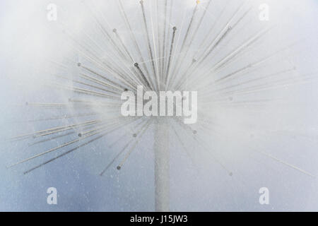 Close-up d'une belle fontaine en forme de boule à Dnepropetrovsk Ukraine Banque D'Images