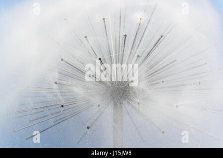 Close-up d'une belle fontaine en forme de boule à Dnepropetrovsk Ukraine Banque D'Images