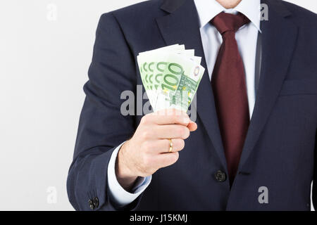 Businessman's hand holding de l'argent, des billets en euros. Le succès de l'investissement, la finance et l'entreprise rentable concept. Banque D'Images