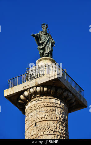 L'ancienne colonne de Marc-aurèle avec statue de Saint Paul en haut, dans le centre de Rome Banque D'Images