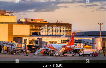 Avion Easyjet en attente sur le tarmac à l'aéroport de Gatwick, près de Londres, Royaume-Uni. Banque D'Images