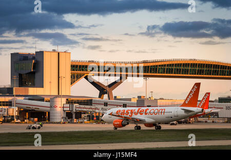 Avion Easyjet en attente sur le tarmac à l'aéroport de Gatwick, près de Londres, Royaume-Uni. Banque D'Images