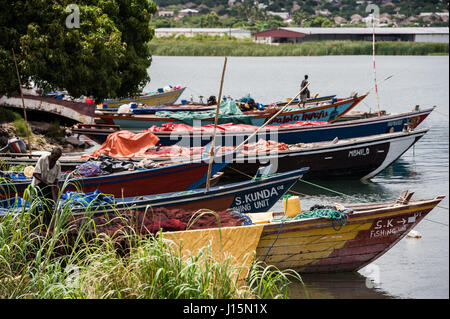 Les bateaux de pêche le long des rives du lac Tanganyika, en Zambie. L'industrie a été affectée par le changement climatique Banque D'Images