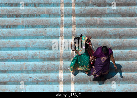 Deux femmes vêtues de sari escalier descendant dans Kanyakumari, India Banque D'Images