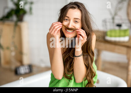 Funny portrait d'une femme ni la salle de bains Banque D'Images