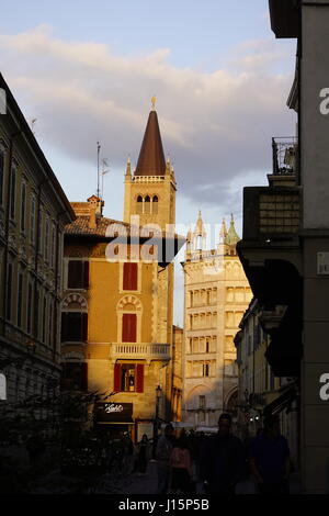 Duomo (cathédrale) et baptistère, Parme, Emilie-Romagne, Italie Banque D'Images