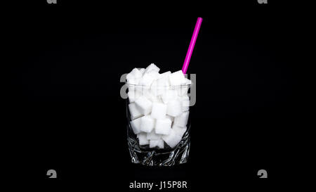 Jusqu'à la fibre de verre avec des morceaux de sucre - Concept de boissons sucrées malsain Banque D'Images