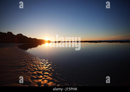 Vue panoramique du magnifique coucher de soleil sur la plage. Kangaroo Island, Australie du Sud. Banque D'Images