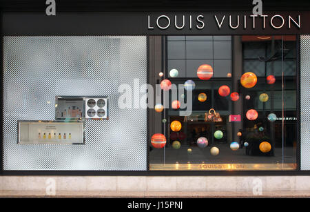 Affichage fenêtre coloré de la Louis Vuitton shop store dans le centre-ville centre de Manchester, Angleterre, RU avec sacs à main et le parfum. Banque D'Images