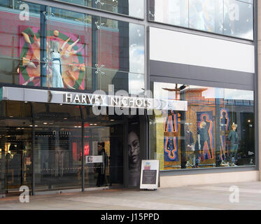 L'extérieur de la boutique de # magasin Harvey Nichols dans le centre-ville centre de Manchester, Angleterre, RU, montrant le coloré s'affiche. Banque D'Images