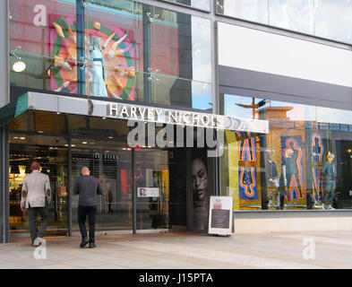 L'avant du magasin Harvey Nichols dans le centre-ville centre de Manchester, Angleterre, RU, intérieur et extérieur avec 2 hommes de race blanche entrer dans la boutique. Banque D'Images