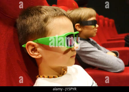 Deux enfants regardant cartoon movie dans le cinéma en 3D Banque D'Images