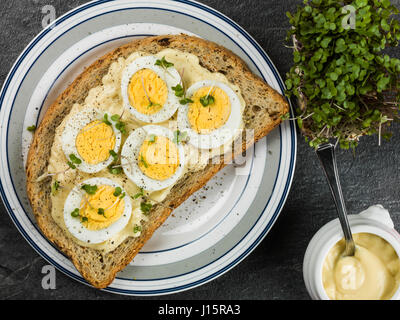 Œuf et cress sandwich ouvert sur un fond noir Banque D'Images