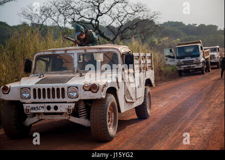 Un convoi des Nations Unies sur la route entre Dungu et Faradje, dans le nord-est de la République démocratique du Congo Banque D'Images