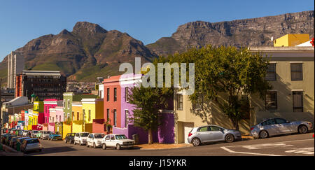 Maisons peintes de couleurs vives dans le Bo Kaap- ou quartier de Malay région de Cape Town, situé sur les pentes de Signal Hill, dominé par la Montagne de la table Banque D'Images