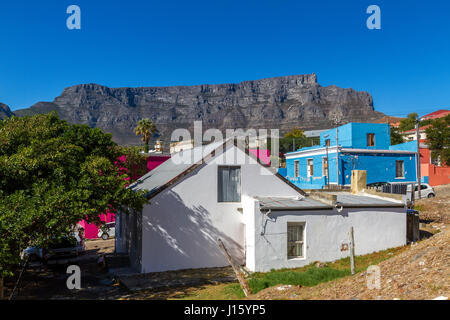 Maisons peintes de couleurs vives dans le Bo Kaap- ou quartier de Malay région de Cape Town, situé sur les pentes de Signal Hill, dominé par la Montagne de la table Banque D'Images