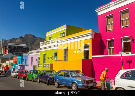 Maisons peintes de couleurs vives dans le Bo Kaap - ou quartier de Malay région de Cape Town, situé sur les pentes de Signal Hill, dominé par la Montagne de la table Banque D'Images