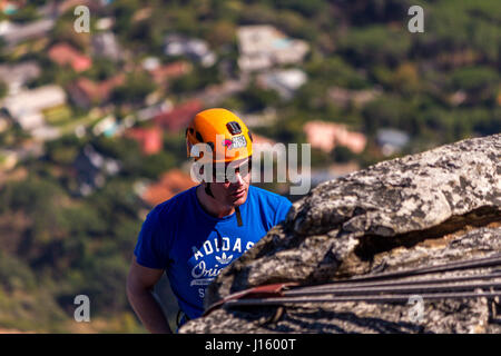 L'homme de la descente en rappel sur le bord de la Montagne de la table , le cap SA Banque D'Images