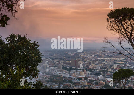 Les nuages rouler dans plus de cap, comme vu de Signal Hill, Cape Town , Afrique du Sud Banque D'Images