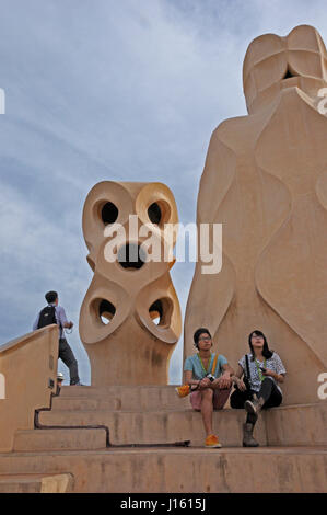 Les touristes sur le toit de la Pedrera barcelona Banque D'Images