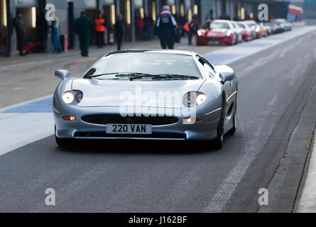 Vue frontale d'une Jaguar XJ220, la sortie de la voie des stands internationaux au cours de la Journée des médias 2017 Silverstone Classic Banque D'Images