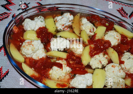 Salade de chou-fleur savoureux préparés avec des pommes de terre, légumes, jus de tomate dans la chambre Banque D'Images