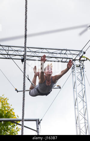 Nele Schoeller, sur le trapèze. L'École de trapèze volant est situé à Regent's Park et géré par le gorille Circus. Banque D'Images