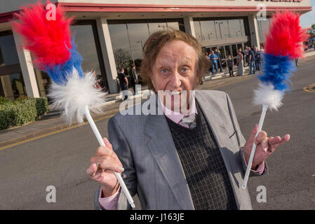 Sir Ken Dodd avec chatouillements des bâtons. Banque D'Images