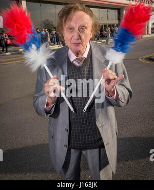 Sir Ken Dodd avec chatouillements des bâtons. Banque D'Images