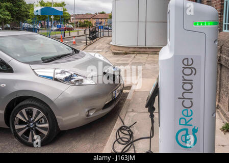 Voiture électrique point de recharge en action. Banque D'Images