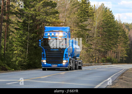 SALO, FINLANDE - le 10 avril 2016 : Blue Scania R500 camion-citerne se déplace en amont flanquée de forêt dans le sud de la Finlande. Scania fête ses 125 ans en 2016. Banque D'Images