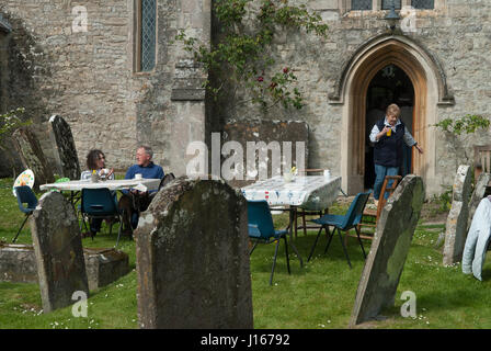 La vie quotidienne du village uk Brent Knoll Somerset St Michael's Church grave yard Dimanche de Pâques la communauté locale le thé l'après-midi UK événement spécial. HOMER SYKES Banque D'Images