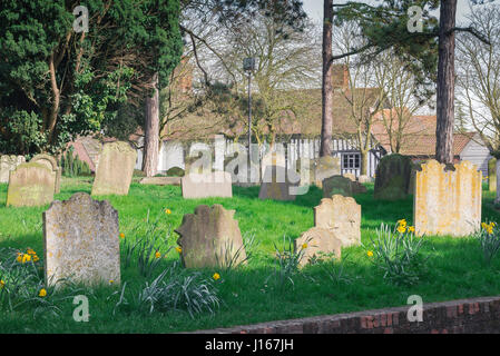 L'église de l'Angleterre, le cimetière de l'église de Sainte Marie dans le Suffolk rural ville de Maidstone, Royaume-Uni. Banque D'Images