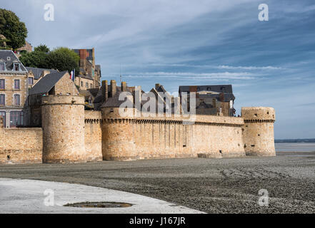 Vue panoramique sur le mur de pierre fortifications de abbaye du Mont-Saint-Michel, France Banque D'Images