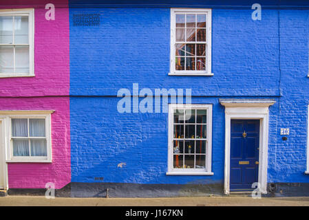 Maison colorée, maisons colorées dans Bridge Street dans le centre de la ville de Suffolk, Angleterre Bungay. Banque D'Images