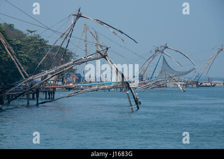 L'Inde, Etat du Kerala, port de la ville de Cochin. Filets de pêche chinois traditionnel (aka Cheena vala). Banque D'Images