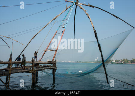 L'Inde, Etat du Kerala, port de la ville de Cochin. Filets de pêche chinois traditionnel (aka Cheena vala). Banque D'Images