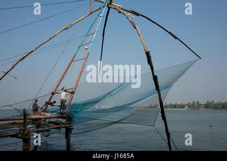 L'Inde, Etat du Kerala, port de la ville de Cochin. Filets de pêche chinois traditionnel (aka Cheena vala). Banque D'Images