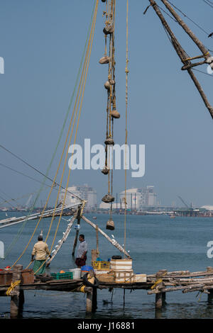 L'Inde, le Kerala, port de la ville de Cochin. Filets de pêche chinois traditionnel (aka Cheena vala). Les grosses pierres utilisé comme contrepoids pour abaisser et lever les filets. Banque D'Images