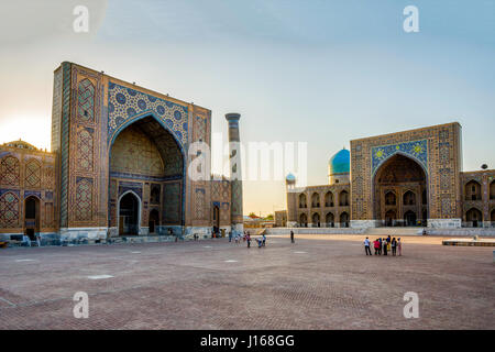 SAMARKAND, OUZBÉKISTAN - 27 Août : Les visiteurs en face de Samarkand Registan en fin d'après-midi. Août 2016 Banque D'Images