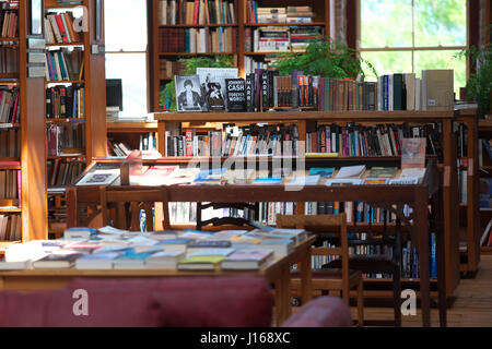 Hay on Wye, Powys, Wales - sélection de livres à vendre à l'intérieur de la librairie d'occasion Richard Booth Hay-on-Wye UK Banque D'Images