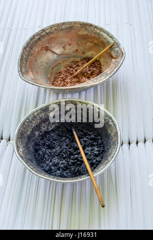 Colorants et Pigments naturels pour la coloration de la soie et la production de tissus avec des motifs traditionnels de l'ouzbek, l'Ouzbékistan Banque D'Images